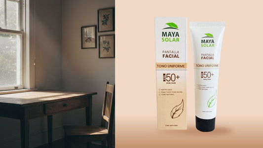 Escritorio de madera junto a una ventana con luz de la tarde, junto a la Pantalla Facial Tono Uniforme FPS 50+ 50 ml de Maya Solar