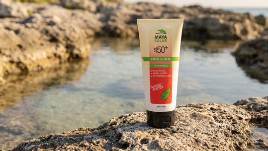 Bloqueador Solar Crema FPS 50+ Biodegradable de Maya Solar de 204 ml, con su sello ECOPARK ACCEPTED a la vista, de pie sobre roca caliza al borde de una poza de agua clara