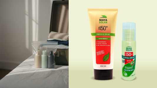 Maleta abierta sobre una cama con una bolsa transparente de frascos de viaje, junto al Kit Protección Total de Maya Solar, con bloqueador solar en crema FPS 50+ de 204 ml y de 75 ml